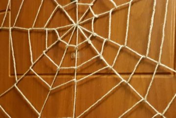 halloween spiders web on the door featured