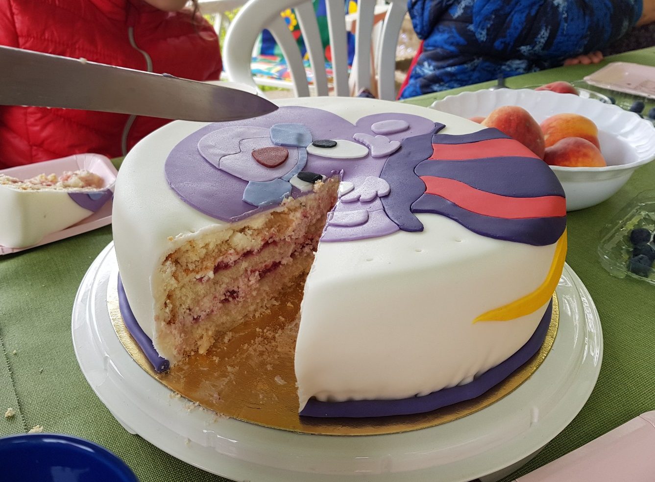 gummi bears birthday cake cut